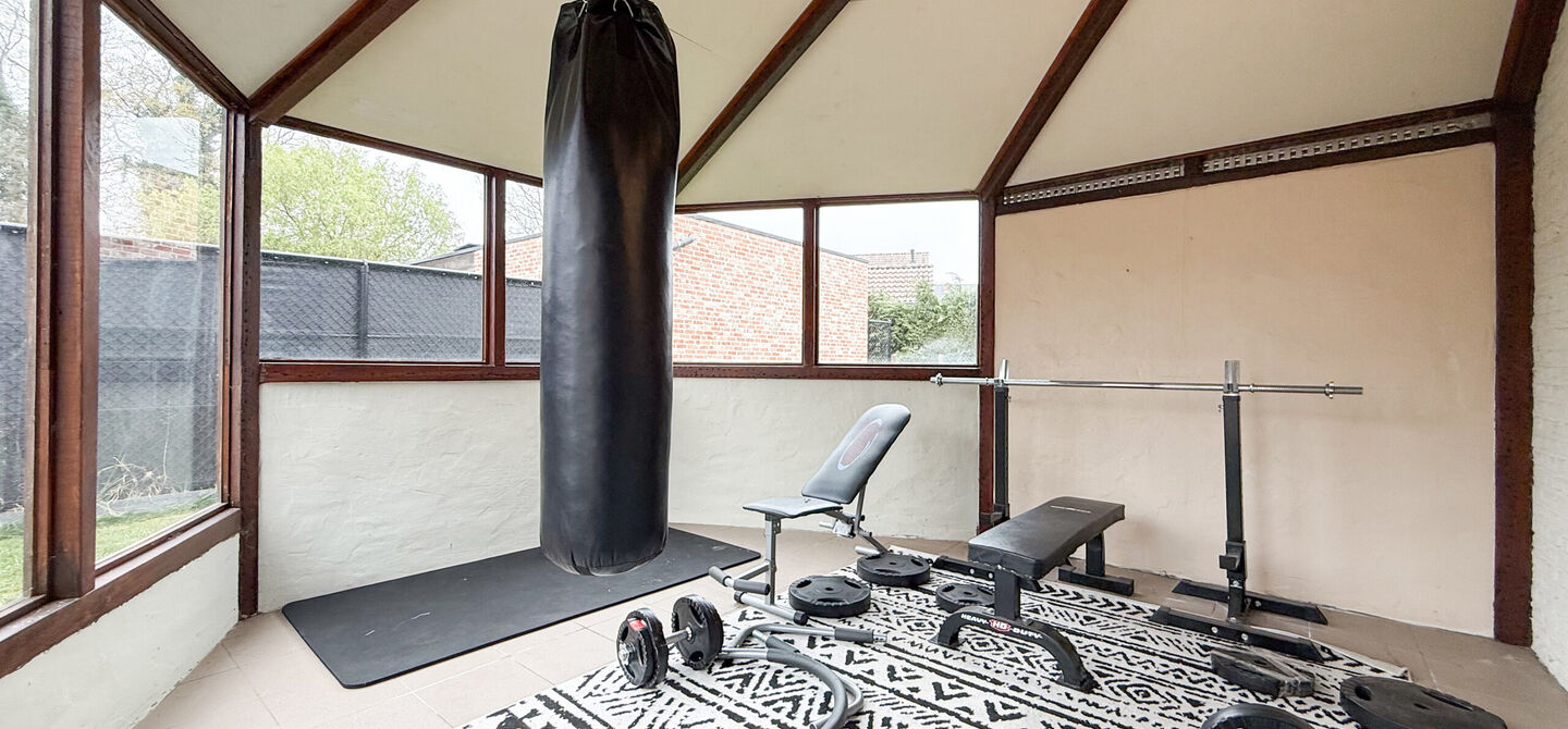 Bij ImmoFusion 7/7 “open huis” : klik op onze 3D-TOUR.
Ervaar vastgoed alsof je er zelf doorloopt!
Welkom in deze uitzonderlijk ruime open bebouwing gelegen in een rustige straat te Heusden-Zolder, waar u geniet van volledige privacy en toch overal v