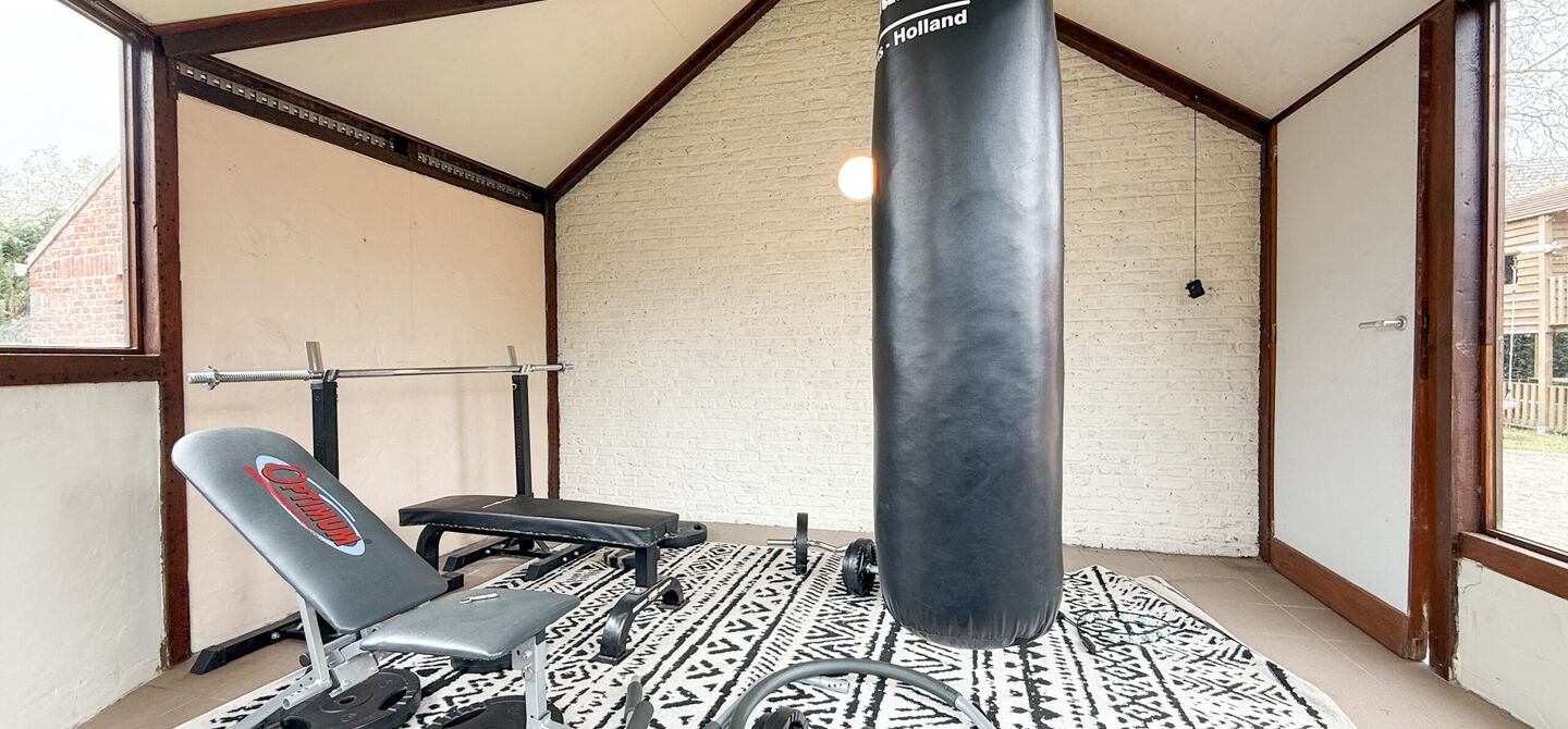 Bij ImmoFusion 7/7 “open huis” : klik op onze 3D-TOUR.
Ervaar vastgoed alsof je er zelf doorloopt!
Welkom in deze uitzonderlijk ruime open bebouwing gelegen in een rustige straat te Heusden-Zolder, waar u geniet van volledige privacy en toch overal v