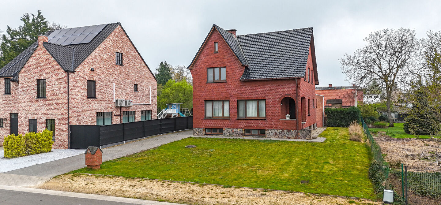 Bij ImmoFusion 7/7 “open huis” : klik op onze 3D-TOUR.
Ervaar vastgoed alsof je er zelf doorloopt!
Welkom in deze uitzonderlijk ruime open bebouwing gelegen in een rustige straat te Heusden-Zolder, waar u geniet van volledige privacy en toch overal v
