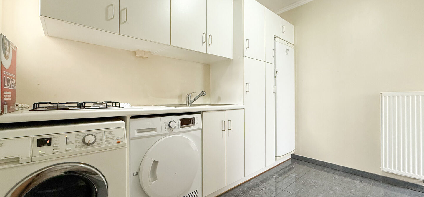 Bij ImmoFusion 7/7 “open huis” : klik op onze 3D-TOUR.
Ervaar vastgoed alsof je er zelf doorloopt!
Stap binnen in deze royale gezinswoning met maar liefst 285m² bewoonbare oppervlakte, ideaal gelegen in een rustige straat op slechts 3 km van de auto