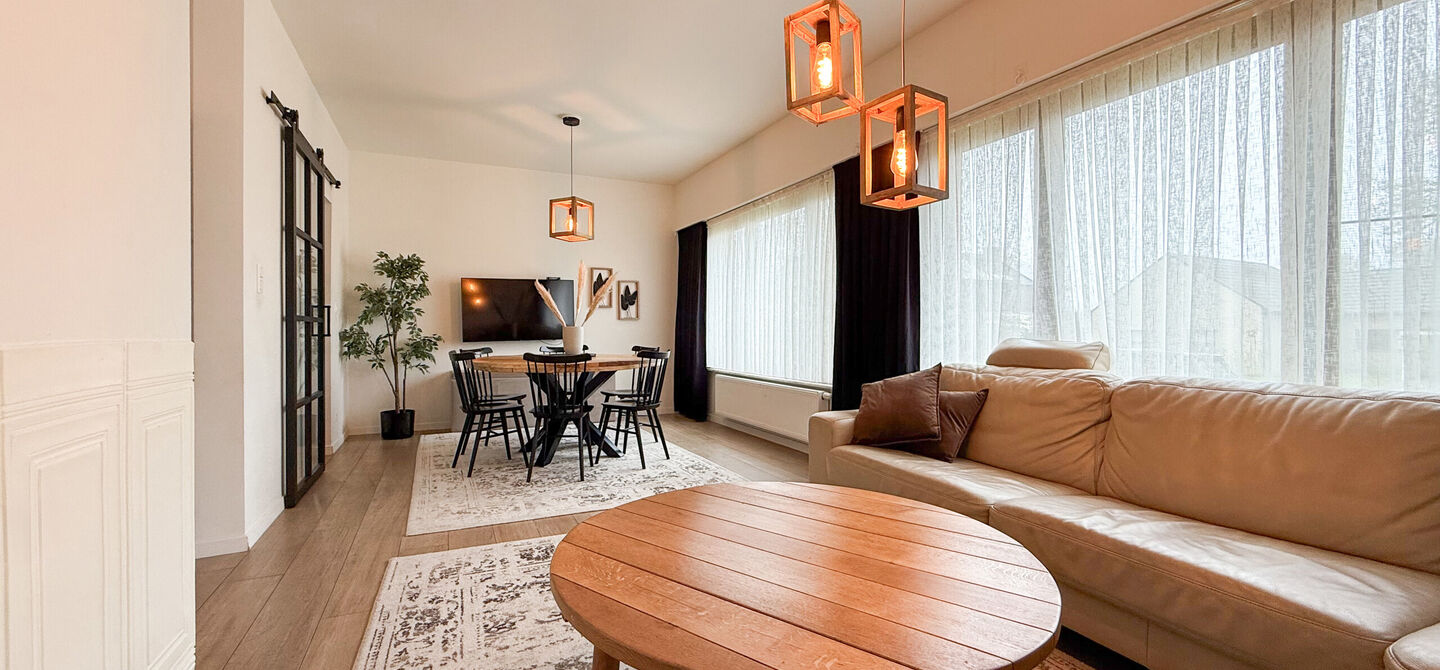 Bij ImmoFusion 7/7 “open huis” : klik op onze 3D-TOUR.
Ervaar vastgoed alsof je er zelf doorloopt!
Welkom in deze uitzonderlijk ruime open bebouwing gelegen in een rustige straat te Heusden-Zolder, waar u geniet van volledige privacy en toch overal