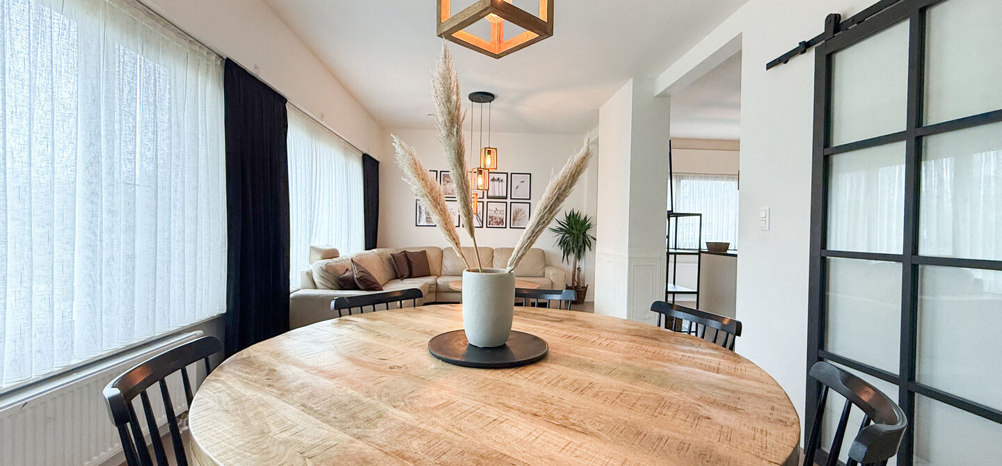 Bij ImmoFusion 7/7 “open huis” : klik op onze 3D-TOUR.
Ervaar vastgoed alsof je er zelf doorloopt!
Welkom in deze uitzonderlijk ruime open bebouwing gelegen in een rustige straat te Heusden-Zolder, waar u geniet van volledige privacy en toch overal