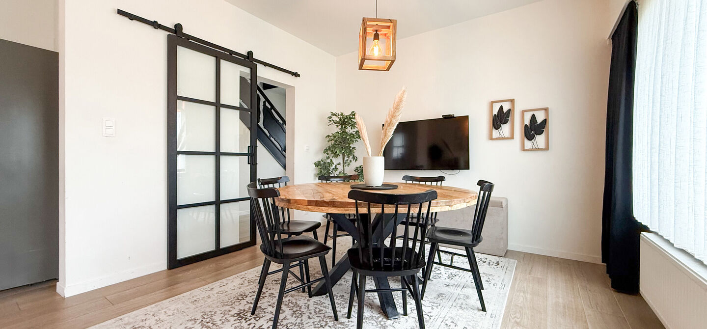 Bij ImmoFusion 7/7 “open huis” : klik op onze 3D-TOUR.
Ervaar vastgoed alsof je er zelf doorloopt!
Welkom in deze uitzonderlijk ruime open bebouwing gelegen in een rustige straat te Heusden-Zolder, waar u geniet van volledige privacy en toch overal