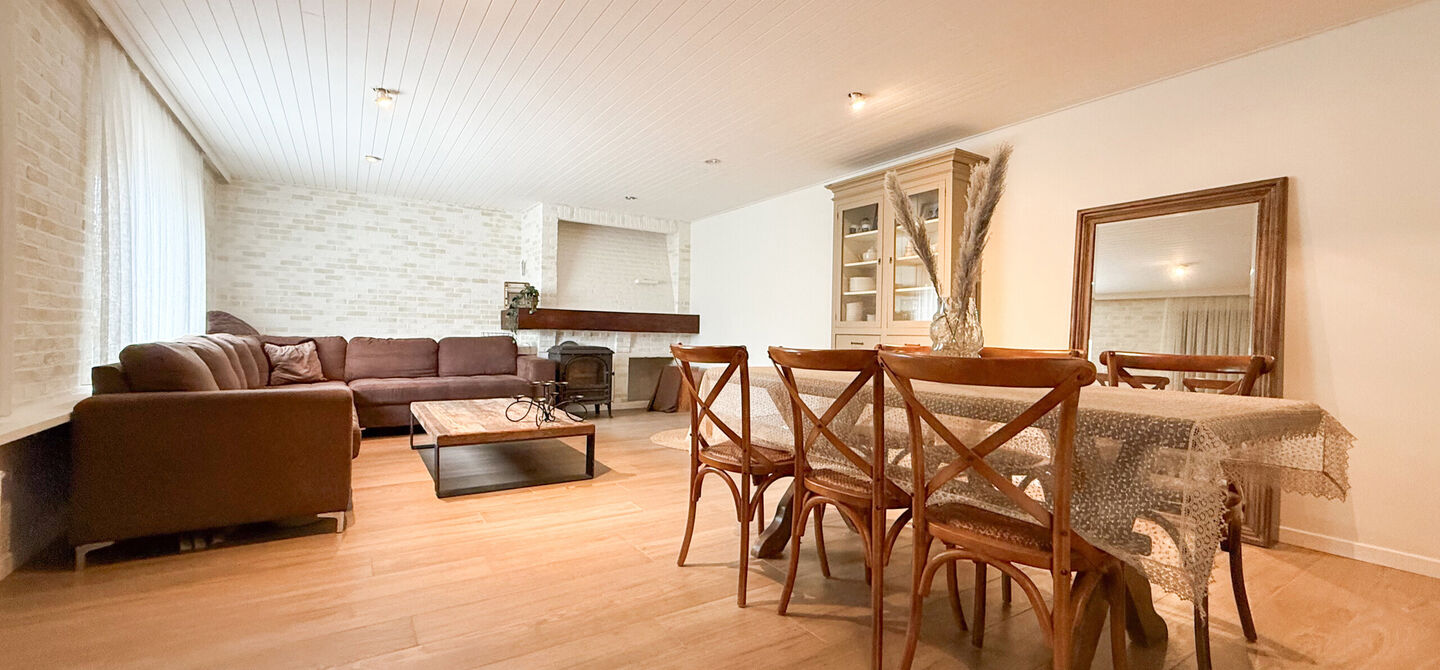 Bij ImmoFusion 7/7 “open huis” : klik op onze 3D-TOUR.
Ervaar vastgoed alsof je er zelf doorloopt!
Welkom in deze uitzonderlijk ruime open bebouwing gelegen in een rustige straat te Heusden-Zolder, waar u geniet van volledige privacy en toch overal