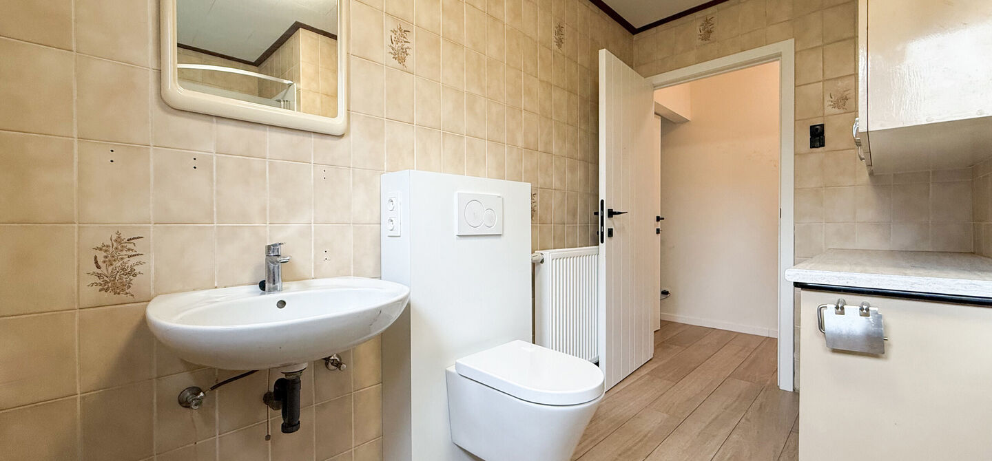 Bij ImmoFusion 7/7 “open huis” : klik op onze 3D-TOUR.
Ervaar vastgoed alsof je er zelf doorloopt!
Welkom in deze uitzonderlijk ruime open bebouwing gelegen in een rustige straat te Heusden-Zolder, waar u geniet van volledige privacy en toch overal