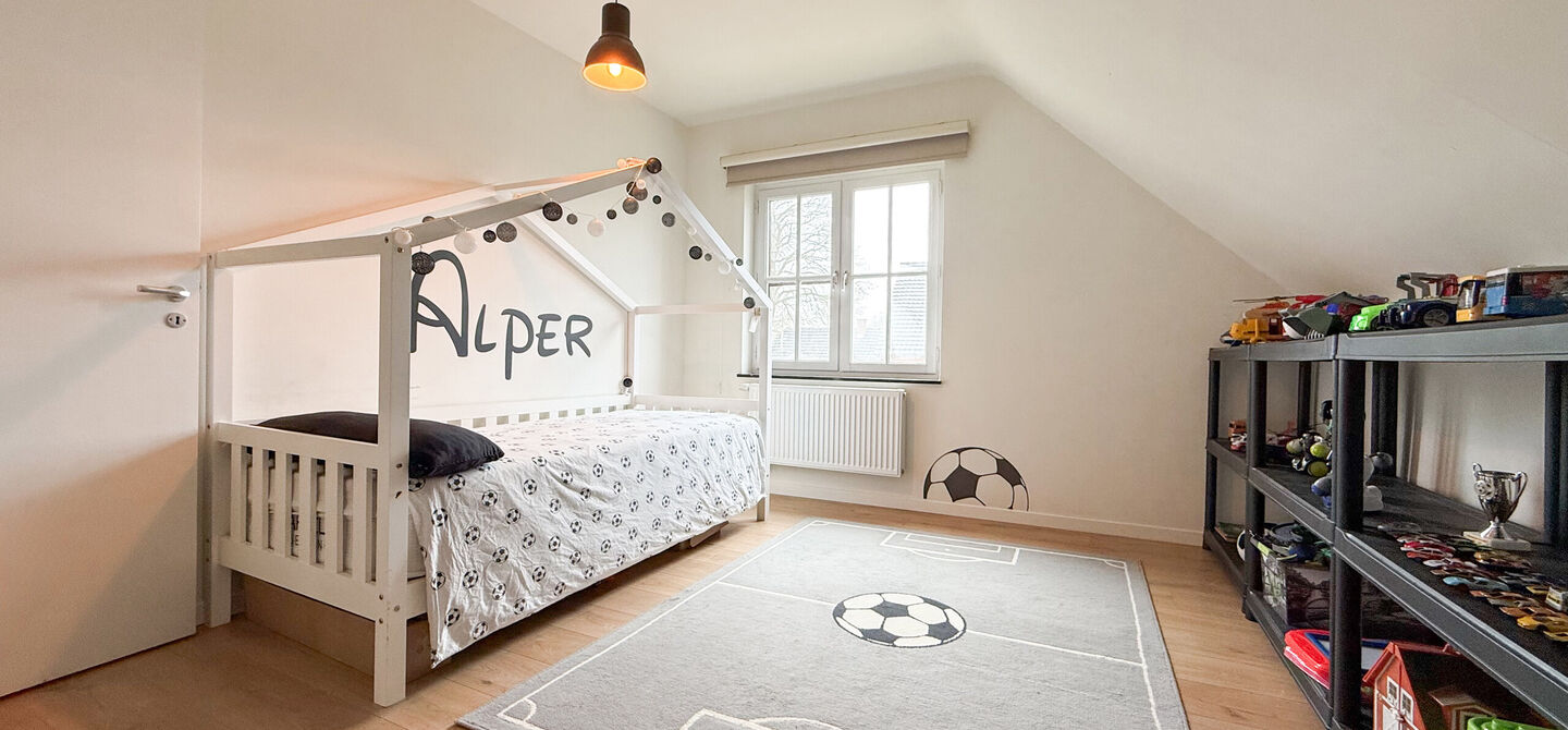 Bij ImmoFusion 7/7 “open huis” : klik op onze 3D-TOUR.
Ervaar vastgoed alsof je er zelf doorloopt!
Welkom in deze uitzonderlijk ruime open bebouwing gelegen in een rustige straat te Heusden-Zolder, waar u geniet van volledige privacy en toch overal