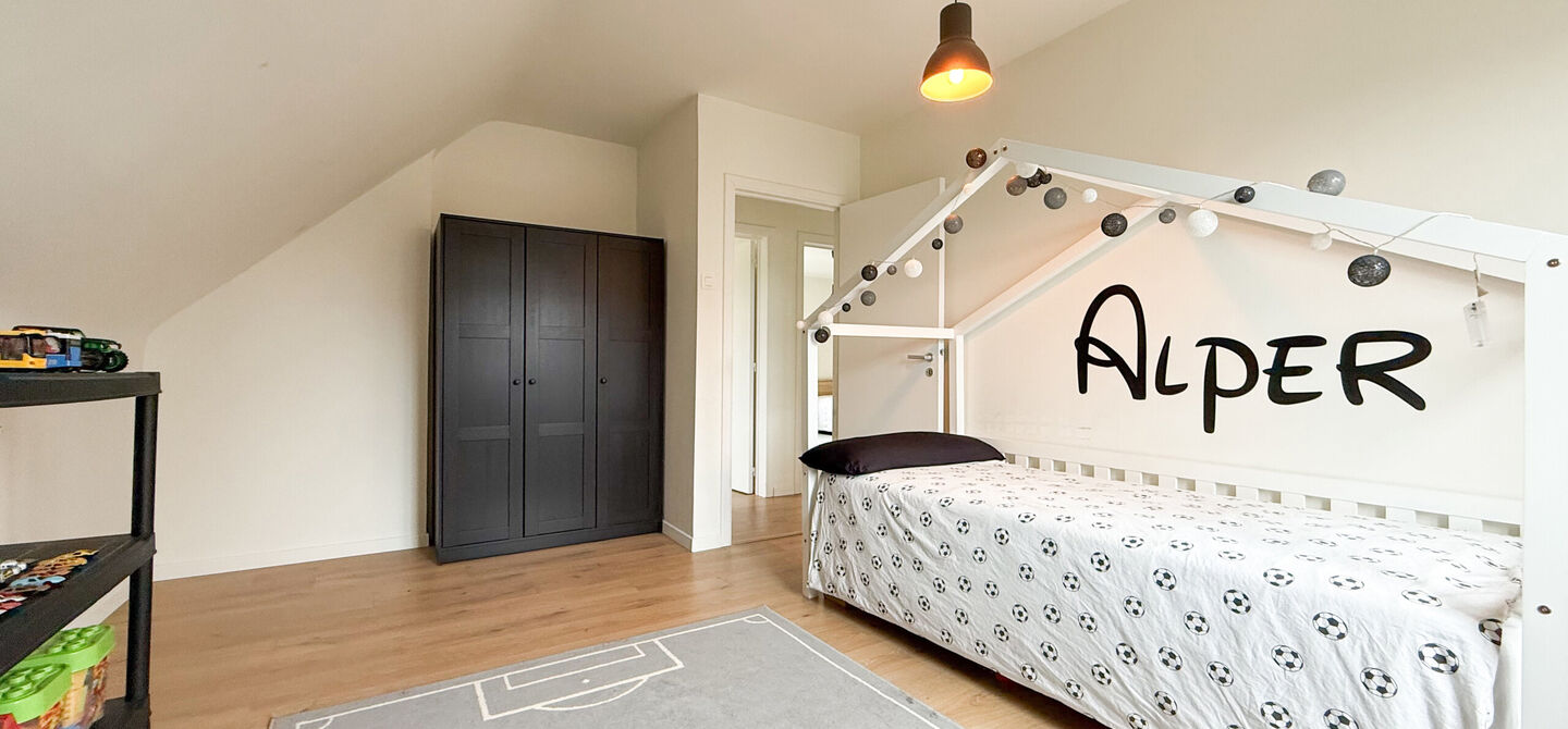 Bij ImmoFusion 7/7 “open huis” : klik op onze 3D-TOUR.
Ervaar vastgoed alsof je er zelf doorloopt!
Welkom in deze uitzonderlijk ruime open bebouwing gelegen in een rustige straat te Heusden-Zolder, waar u geniet van volledige privacy en toch overal