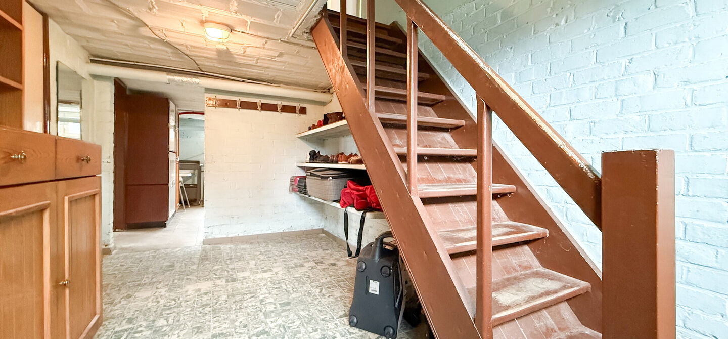 Bij ImmoFusion 7/7 “open huis” : klik op onze 3D-TOUR.
Ervaar vastgoed alsof je er zelf doorloopt!
Welkom in deze uitzonderlijk ruime open bebouwing gelegen in een rustige straat te Heusden-Zolder, waar u geniet van volledige privacy en toch overal