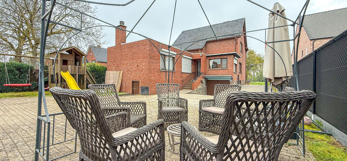 Bij ImmoFusion 7/7 “open huis” : klik op onze 3D-TOUR.
Ervaar vastgoed alsof je er zelf doorloopt!
Welkom in deze uitzonderlijk ruime open bebouwing gelegen in een rustige straat te Heusden-Zolder, waar u geniet van volledige privacy en toch overal