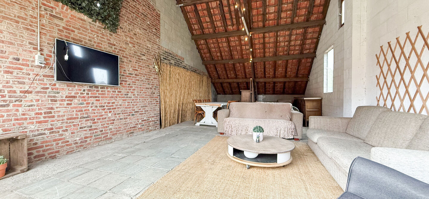 Bij ImmoFusion 7/7 “open huis” : klik op onze 3D-TOUR.
Ervaar vastgoed alsof je er zelf doorloopt!
Welkom in deze uitzonderlijk ruime open bebouwing gelegen in een rustige straat te Heusden-Zolder, waar u geniet van volledige privacy en toch overal