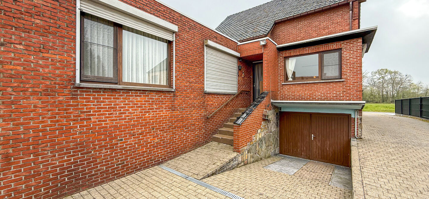 Bij ImmoFusion 7/7 “open huis” : klik op onze 3D-TOUR.
Ervaar vastgoed alsof je er zelf doorloopt!
Welkom in deze uitzonderlijk ruime open bebouwing gelegen in een rustige straat te Heusden-Zolder, waar u geniet van volledige privacy en toch overal