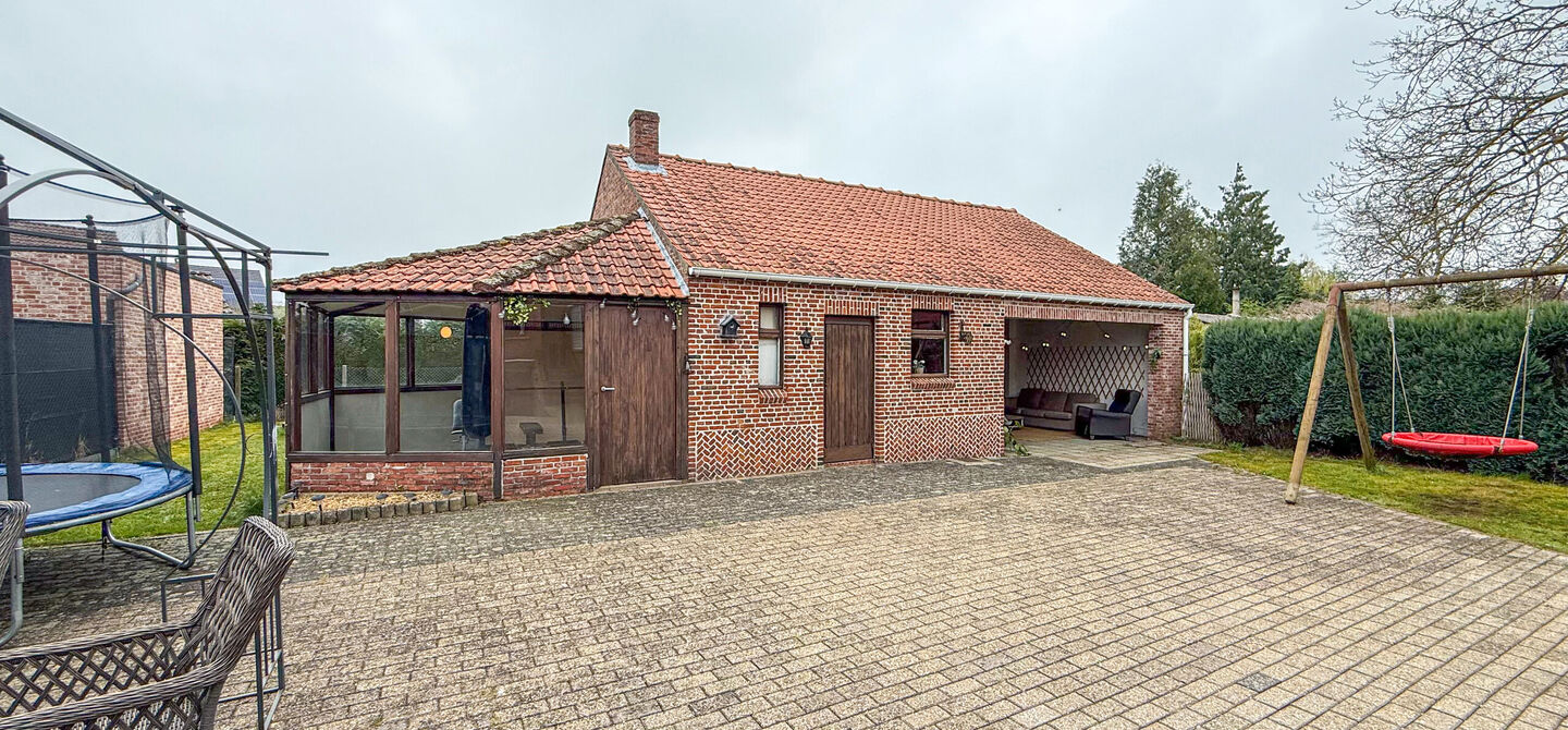 Bij ImmoFusion 7/7 “open huis” : klik op onze 3D-TOUR.
Ervaar vastgoed alsof je er zelf doorloopt!
Welkom in deze uitzonderlijk ruime open bebouwing gelegen in een rustige straat te Heusden-Zolder, waar u geniet van volledige privacy en toch overal