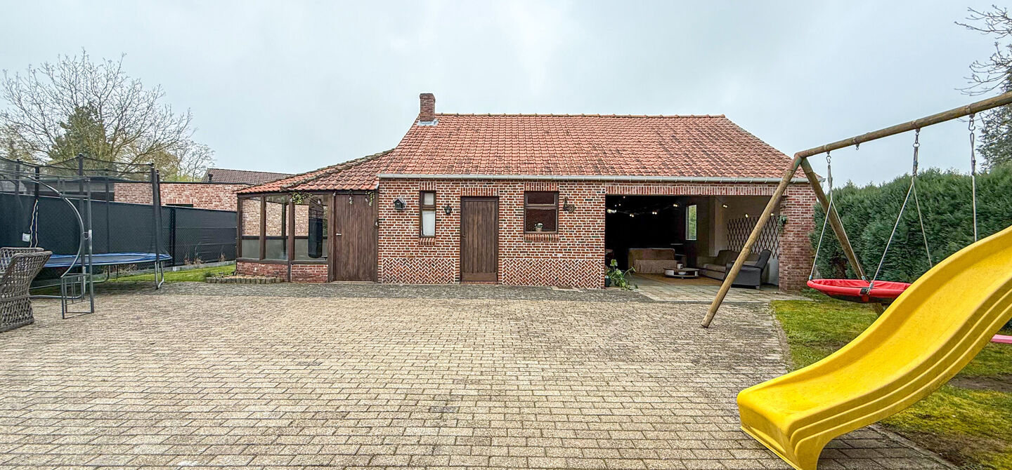 Bij ImmoFusion 7/7 “open huis” : klik op onze 3D-TOUR.
Ervaar vastgoed alsof je er zelf doorloopt!
Welkom in deze uitzonderlijk ruime open bebouwing gelegen in een rustige straat te Heusden-Zolder, waar u geniet van volledige privacy en toch overal