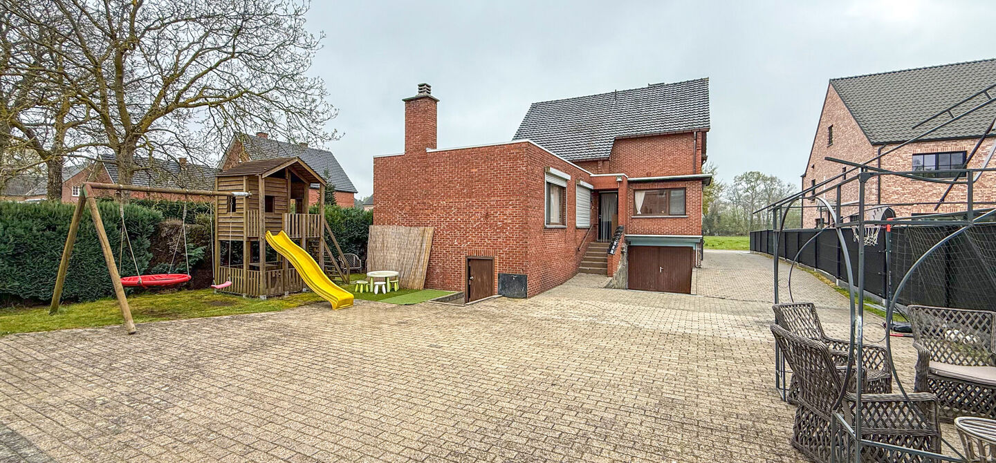 Bij ImmoFusion 7/7 “open huis” : klik op onze 3D-TOUR.
Ervaar vastgoed alsof je er zelf doorloopt!
Welkom in deze uitzonderlijk ruime open bebouwing gelegen in een rustige straat te Heusden-Zolder, waar u geniet van volledige privacy en toch overal