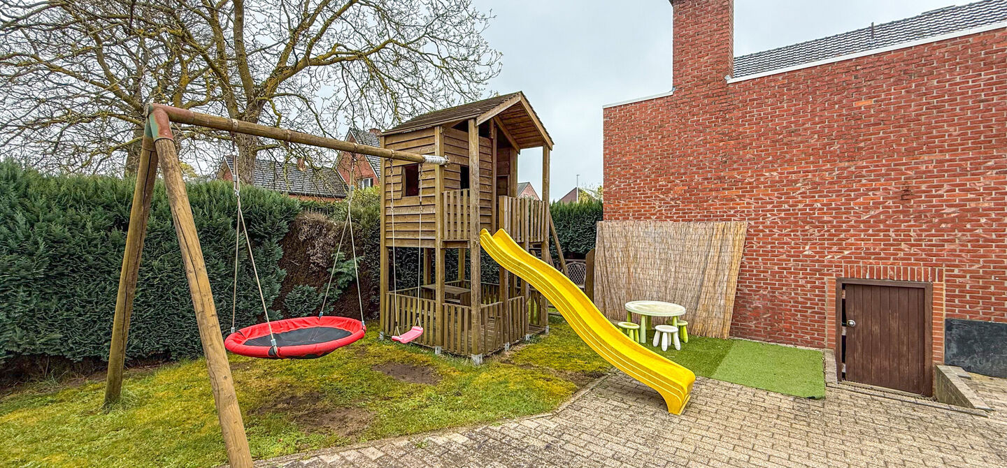 Bij ImmoFusion 7/7 “open huis” : klik op onze 3D-TOUR.
Ervaar vastgoed alsof je er zelf doorloopt!
Welkom in deze uitzonderlijk ruime open bebouwing gelegen in een rustige straat te Heusden-Zolder, waar u geniet van volledige privacy en toch overal