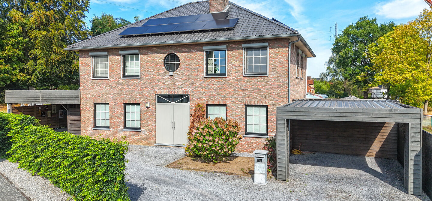 Kom deze prachtige woning vrijblijvend ontdekken tijdens onze opendeurdag.
Zaterdag 5 september van 10u tot 12u.
Deze ruime woning werd volledig opgefrist in 2025 en biedt een aangename combinatie van comfort, ruimte en functionaliteit. De woning beschik