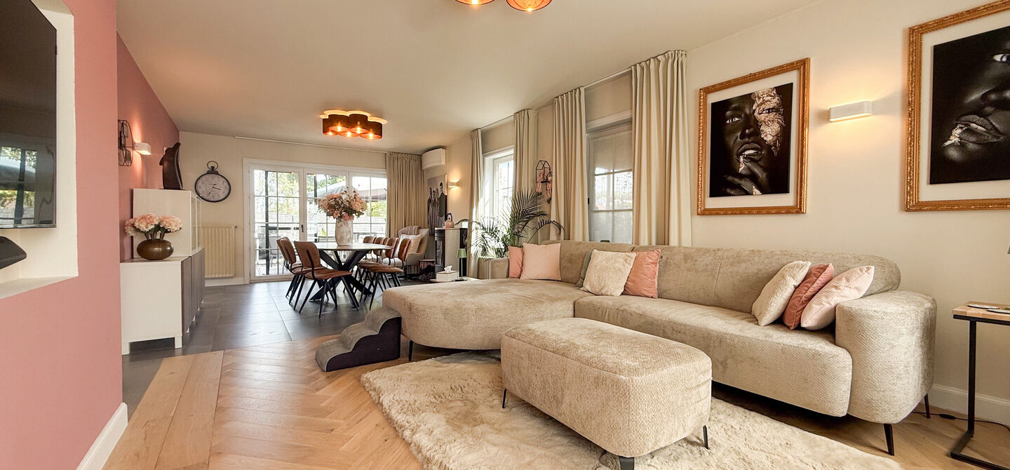 Kom deze prachtige woning vrijblijvend ontdekken tijdens onze opendeurdag.
Zaterdag 5 september van 10u tot 12u.
Deze ruime woning werd volledig opgefrist in 2025 en biedt een aangename combinatie van comfort, ruimte en functionaliteit. De woning beschik