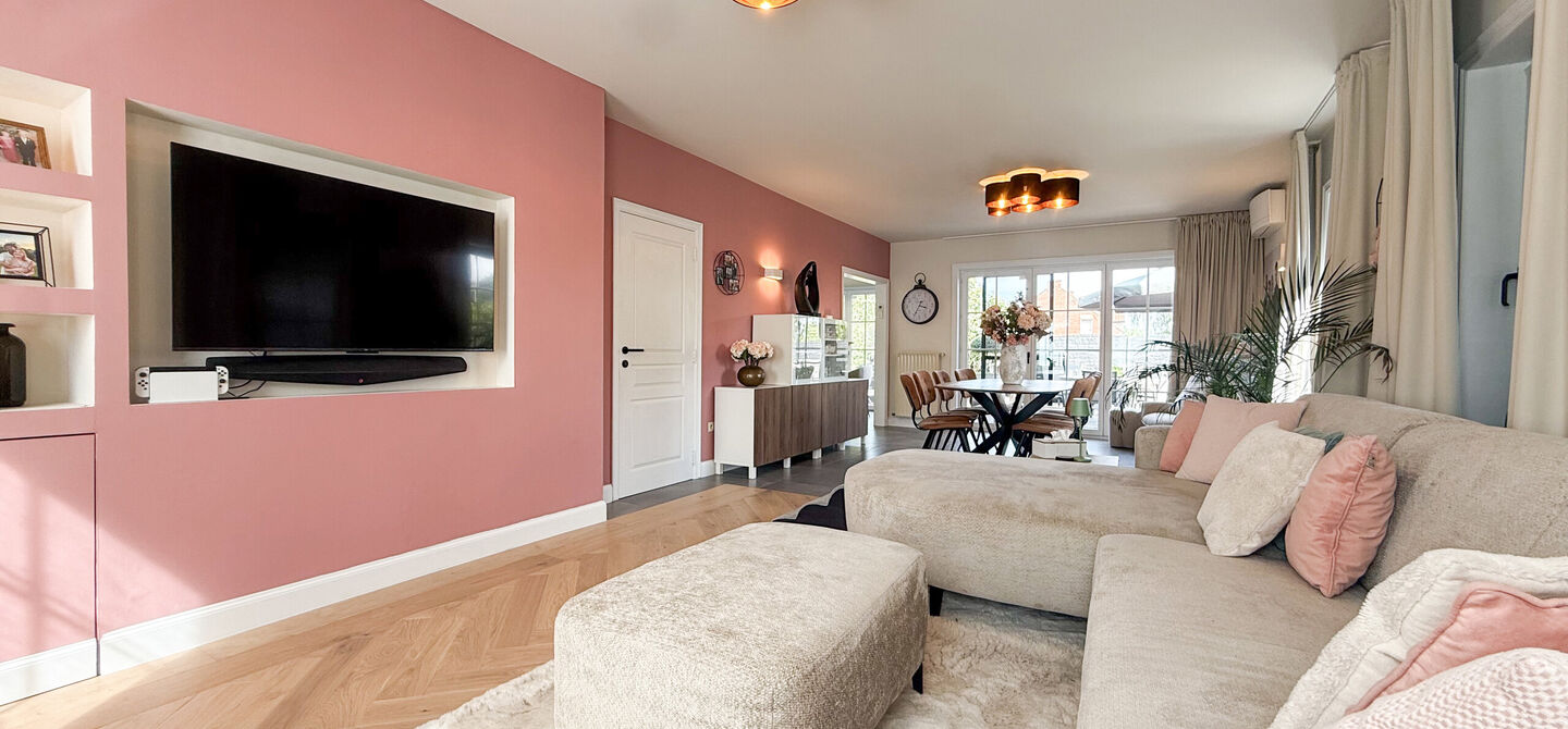 Kom deze prachtige woning vrijblijvend ontdekken tijdens onze opendeurdag.
Zaterdag 5 september van 10u tot 12u.
Deze ruime woning werd volledig opgefrist in 2025 en biedt een aangename combinatie van comfort, ruimte en functionaliteit. De woning beschik