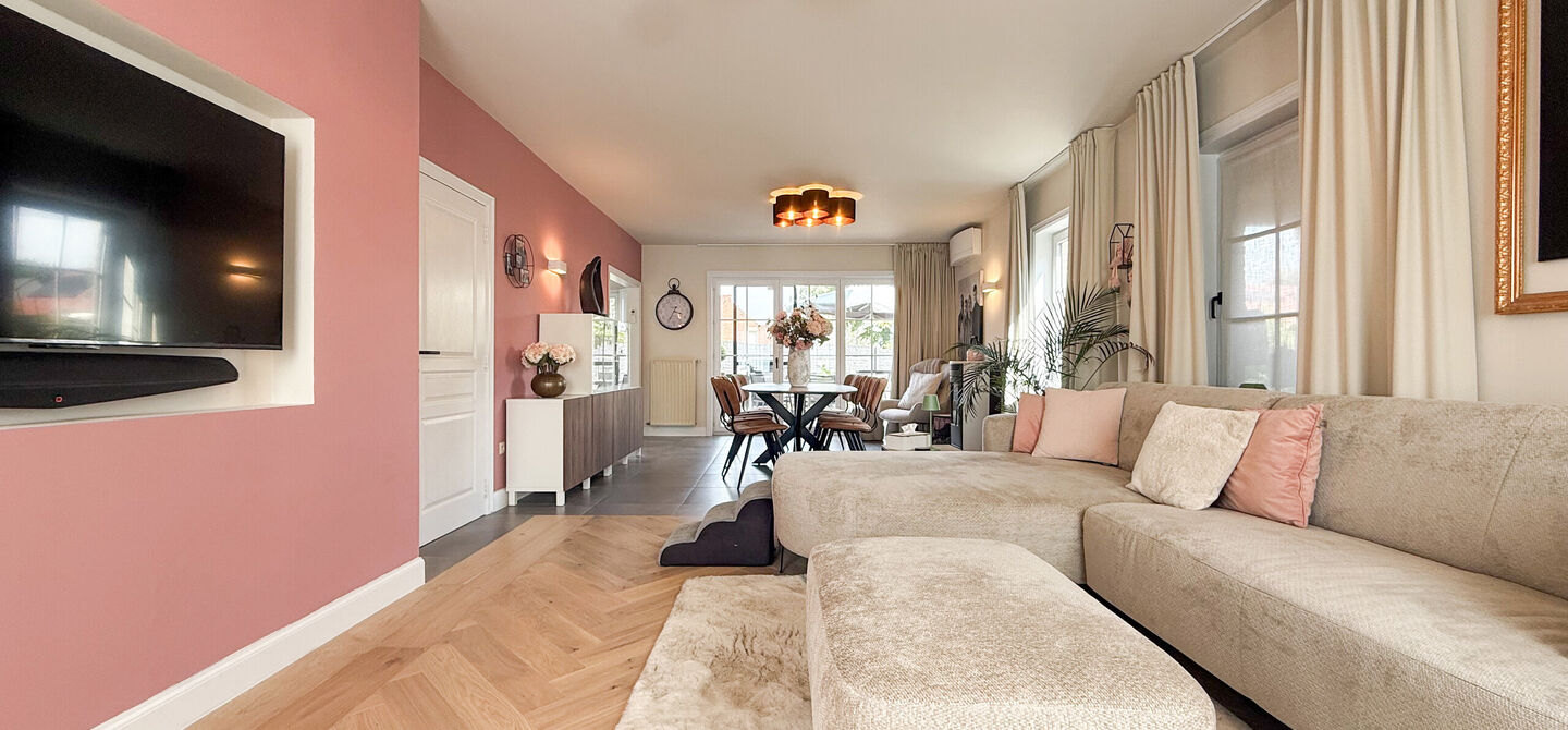 Kom deze prachtige woning vrijblijvend ontdekken tijdens onze opendeurdag.
Zaterdag 5 september van 10u tot 12u.
Deze ruime woning werd volledig opgefrist in 2025 en biedt een aangename combinatie van comfort, ruimte en functionaliteit. De woning beschik