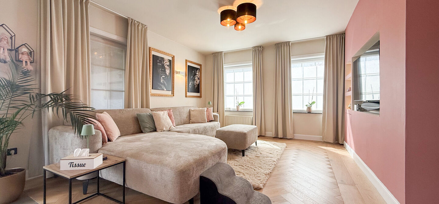 Kom deze prachtige woning vrijblijvend ontdekken tijdens onze opendeurdag.
Zaterdag 5 september van 10u tot 12u.
Deze ruime woning werd volledig opgefrist in 2025 en biedt een aangename combinatie van comfort, ruimte en functionaliteit. De woning beschik