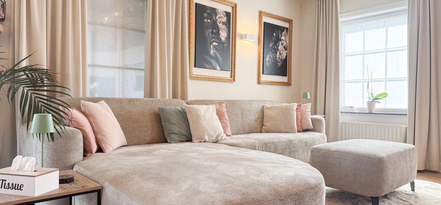 Kom deze prachtige woning vrijblijvend ontdekken tijdens onze opendeurdag.
Zaterdag 5 september van 10u tot 12u.
Deze ruime woning werd volledig opgefrist in 2025 en biedt een aangename combinatie van comfort, ruimte en functionaliteit. De woning beschik