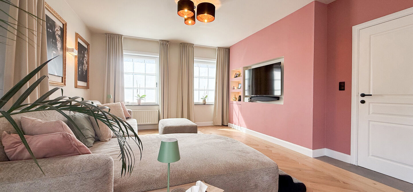 Kom deze prachtige woning vrijblijvend ontdekken tijdens onze opendeurdag.
Zaterdag 5 september van 10u tot 12u.
Deze ruime woning werd volledig opgefrist in 2025 en biedt een aangename combinatie van comfort, ruimte en functionaliteit. De woning beschik