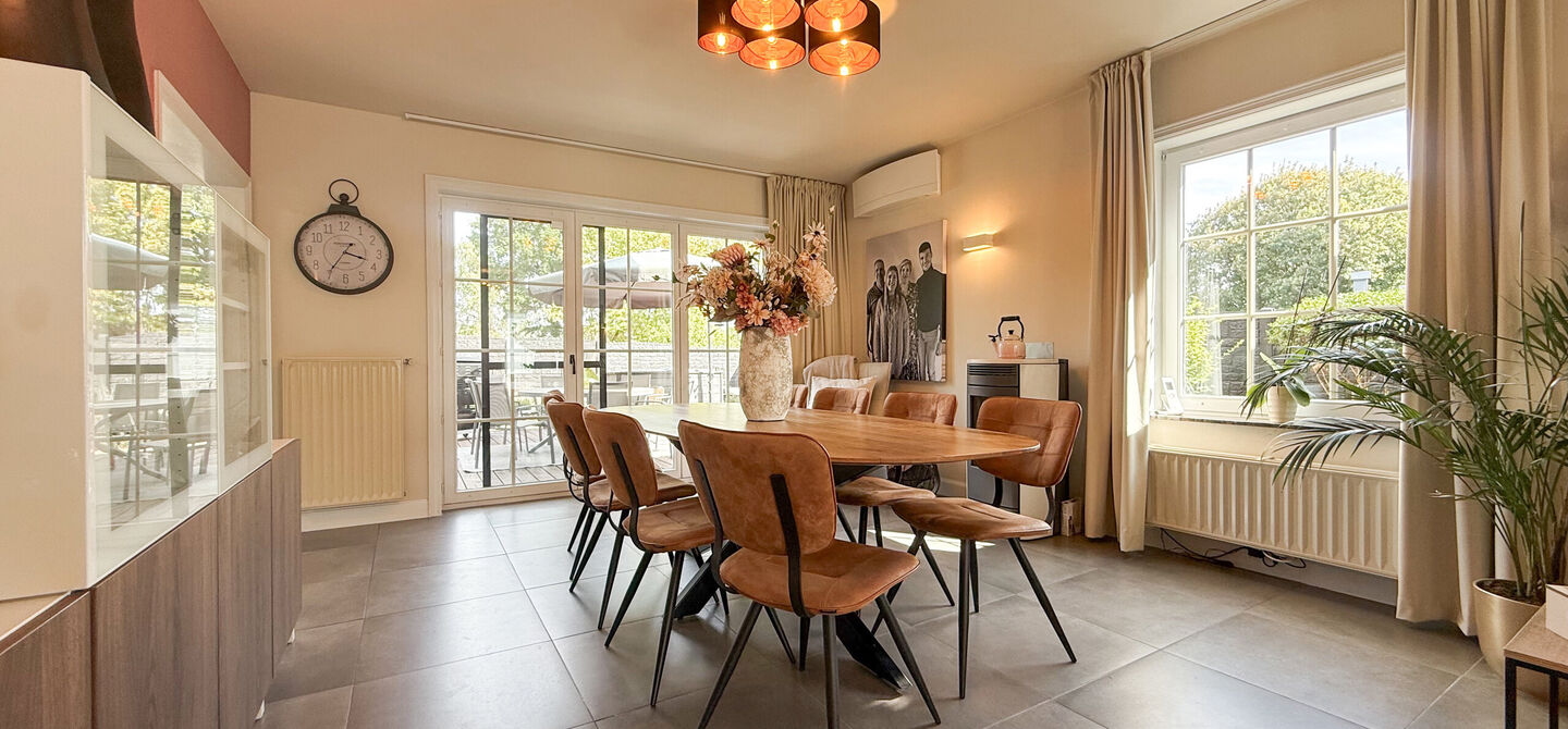 Kom deze prachtige woning vrijblijvend ontdekken tijdens onze opendeurdag.
Zaterdag 5 september van 10u tot 12u.
Deze ruime woning werd volledig opgefrist in 2025 en biedt een aangename combinatie van comfort, ruimte en functionaliteit. De woning beschik
