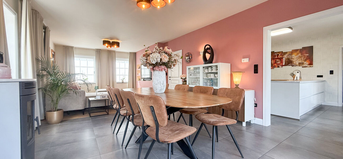 Kom deze prachtige woning vrijblijvend ontdekken tijdens onze opendeurdag.
Zaterdag 5 september van 10u tot 12u.
Deze ruime woning werd volledig opgefrist in 2025 en biedt een aangename combinatie van comfort, ruimte en functionaliteit. De woning beschik