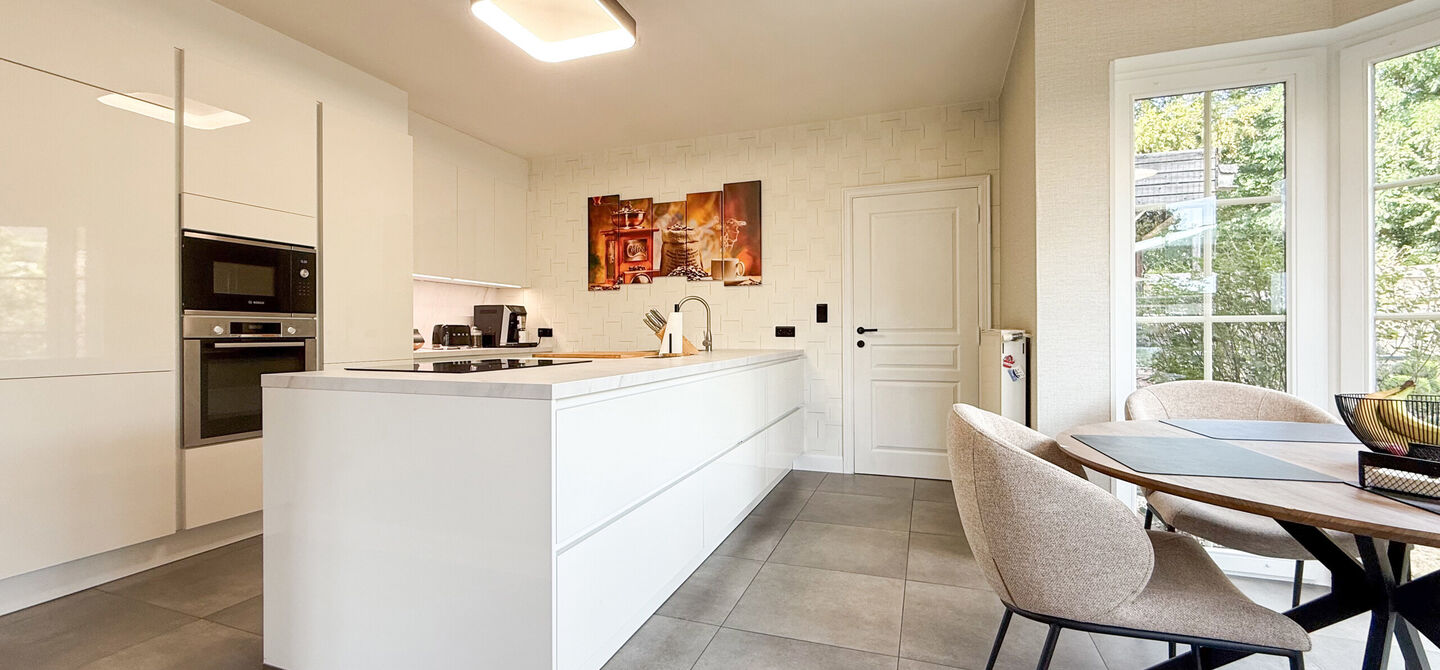 Kom deze prachtige woning vrijblijvend ontdekken tijdens onze opendeurdag.
Zaterdag 5 september van 10u tot 12u.
Deze ruime woning werd volledig opgefrist in 2025 en biedt een aangename combinatie van comfort, ruimte en functionaliteit. De woning beschik
