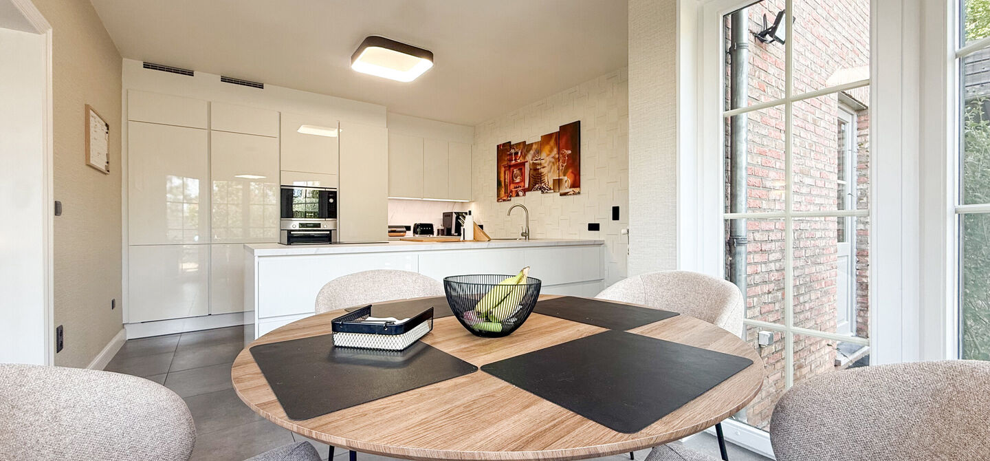 Kom deze prachtige woning vrijblijvend ontdekken tijdens onze opendeurdag.
Zaterdag 5 september van 10u tot 12u.
Deze ruime woning werd volledig opgefrist in 2025 en biedt een aangename combinatie van comfort, ruimte en functionaliteit. De woning beschik
