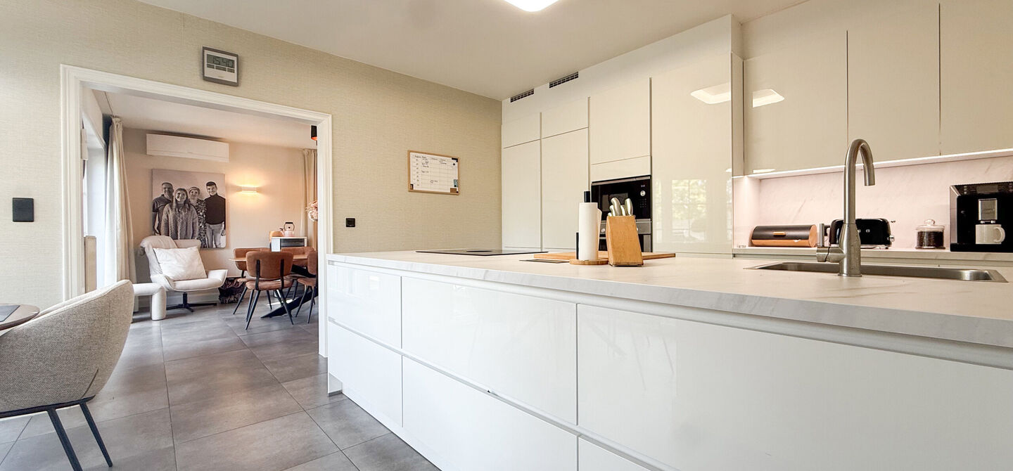 Kom deze prachtige woning vrijblijvend ontdekken tijdens onze opendeurdag.
Zaterdag 5 september van 10u tot 12u.
Deze ruime woning werd volledig opgefrist in 2025 en biedt een aangename combinatie van comfort, ruimte en functionaliteit. De woning beschik