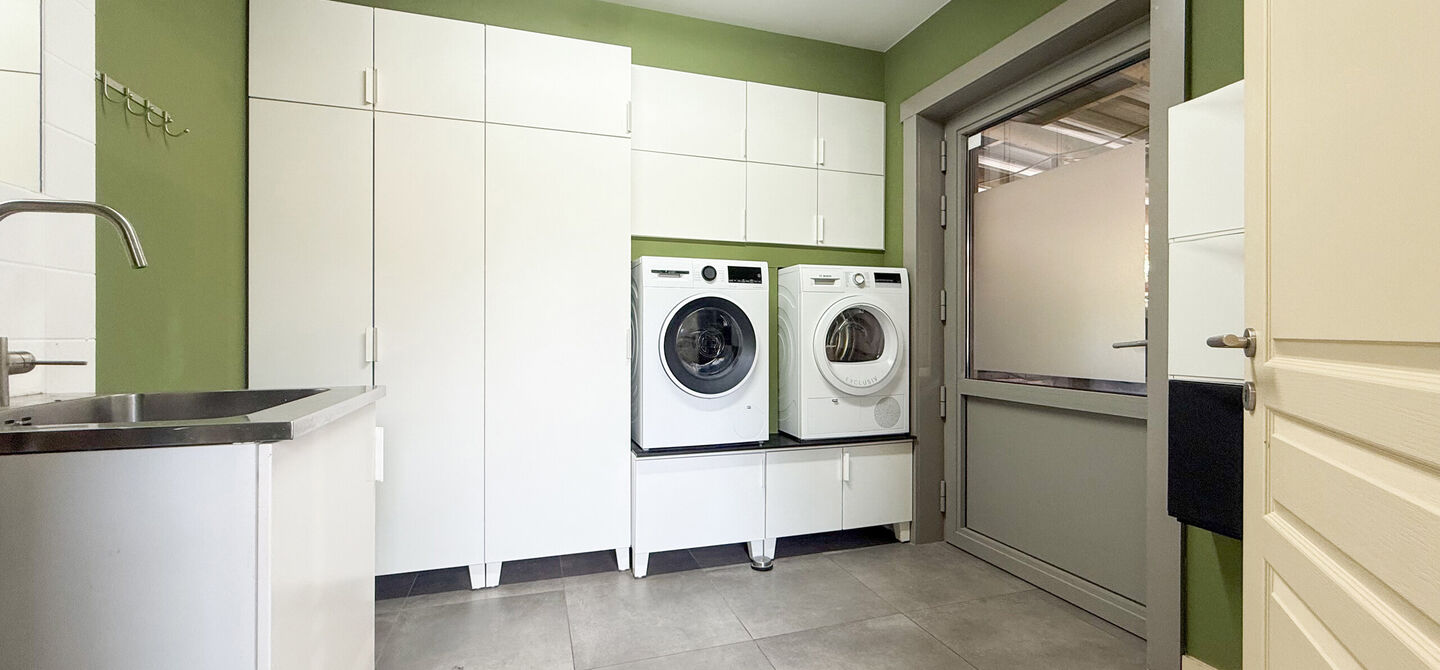 Kom deze prachtige woning vrijblijvend ontdekken tijdens onze opendeurdag.
Zaterdag 5 september van 10u tot 12u.
Deze ruime woning werd volledig opgefrist in 2025 en biedt een aangename combinatie van comfort, ruimte en functionaliteit. De woning beschik