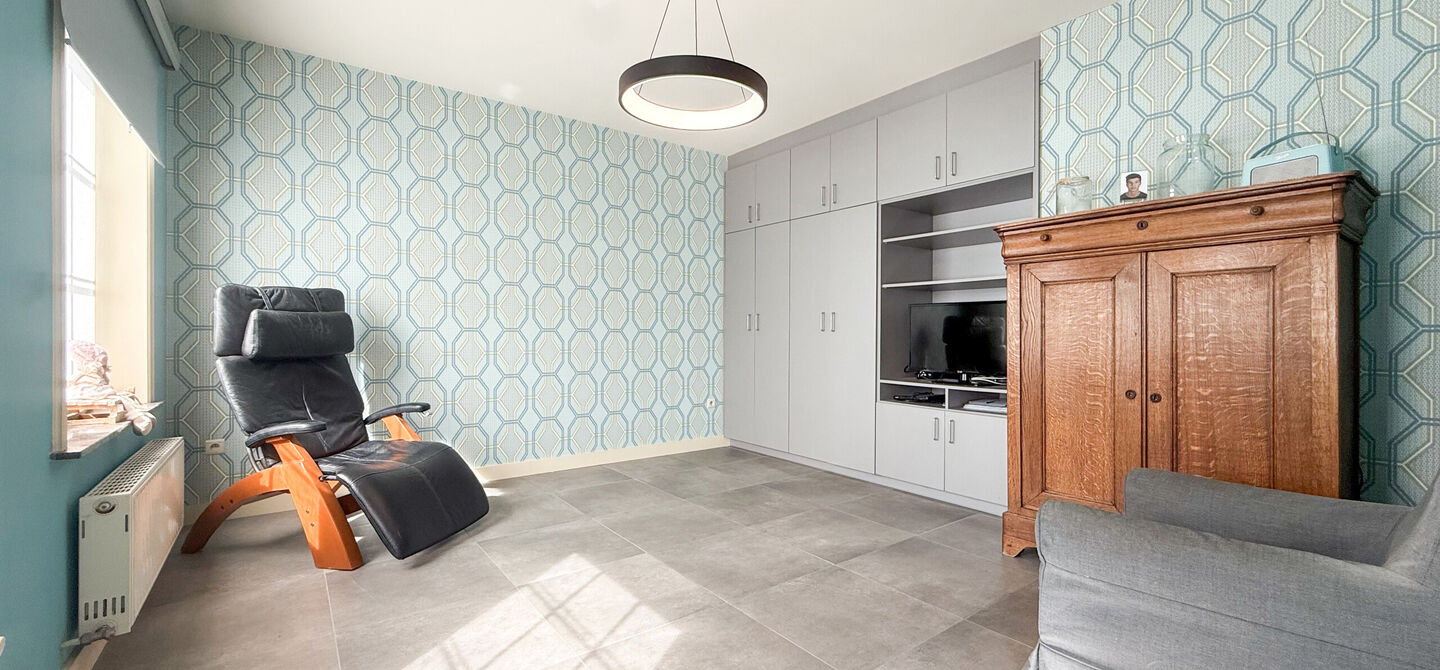 Kom deze prachtige woning vrijblijvend ontdekken tijdens onze opendeurdag.
Zaterdag 5 september van 10u tot 12u.
Deze ruime woning werd volledig opgefrist in 2025 en biedt een aangename combinatie van comfort, ruimte en functionaliteit. De woning beschik