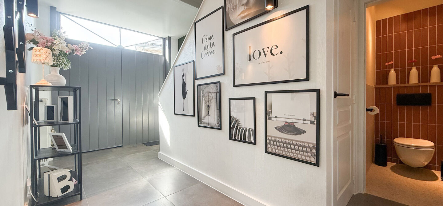 Kom deze prachtige woning vrijblijvend ontdekken tijdens onze opendeurdag.
Zaterdag 5 september van 10u tot 12u.
Deze ruime woning werd volledig opgefrist in 2025 en biedt een aangename combinatie van comfort, ruimte en functionaliteit. De woning beschik