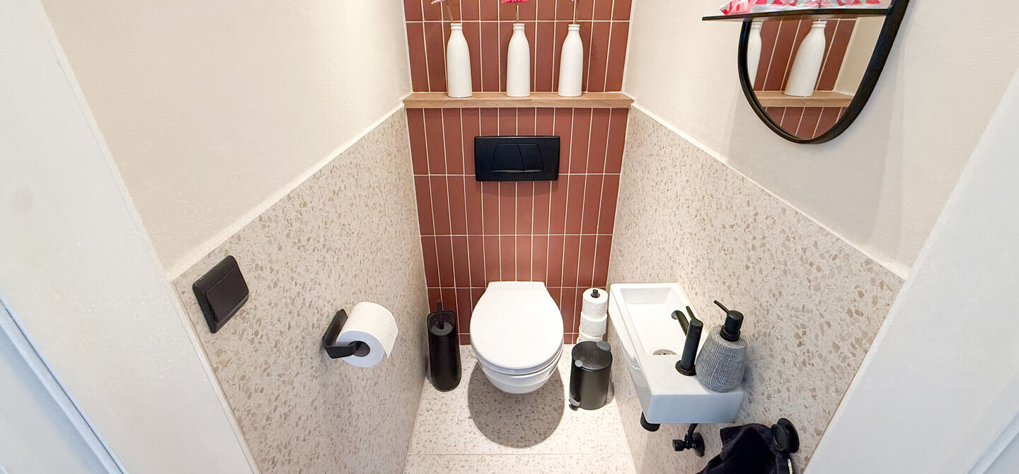 Kom deze prachtige woning vrijblijvend ontdekken tijdens onze opendeurdag.
Zaterdag 5 september van 10u tot 12u.
Deze ruime woning werd volledig opgefrist in 2025 en biedt een aangename combinatie van comfort, ruimte en functionaliteit. De woning beschik