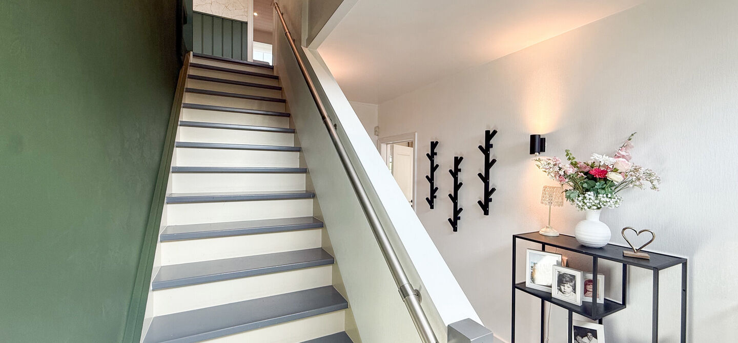 Kom deze prachtige woning vrijblijvend ontdekken tijdens onze opendeurdag.
Zaterdag 5 september van 10u tot 12u.
Deze ruime woning werd volledig opgefrist in 2025 en biedt een aangename combinatie van comfort, ruimte en functionaliteit. De woning beschik