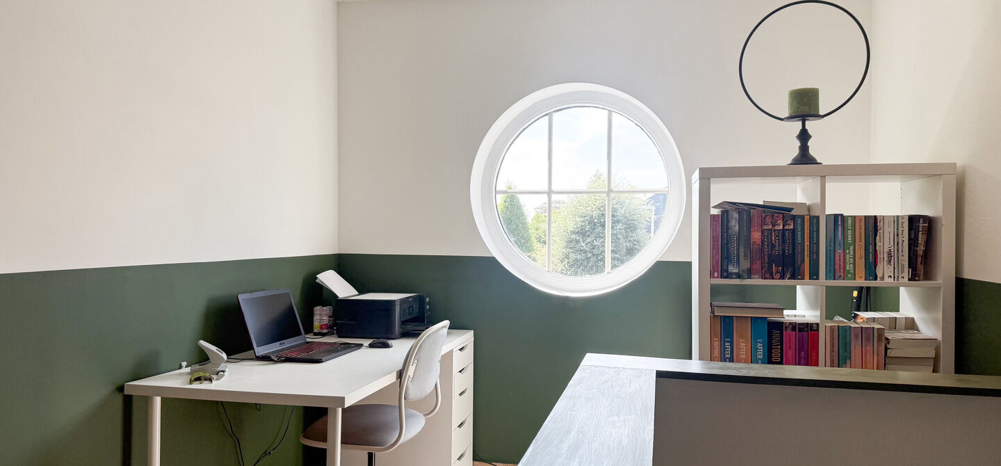 Kom deze prachtige woning vrijblijvend ontdekken tijdens onze opendeurdag.
Zaterdag 5 september van 10u tot 12u.
Deze ruime woning werd volledig opgefrist in 2025 en biedt een aangename combinatie van comfort, ruimte en functionaliteit. De woning beschik