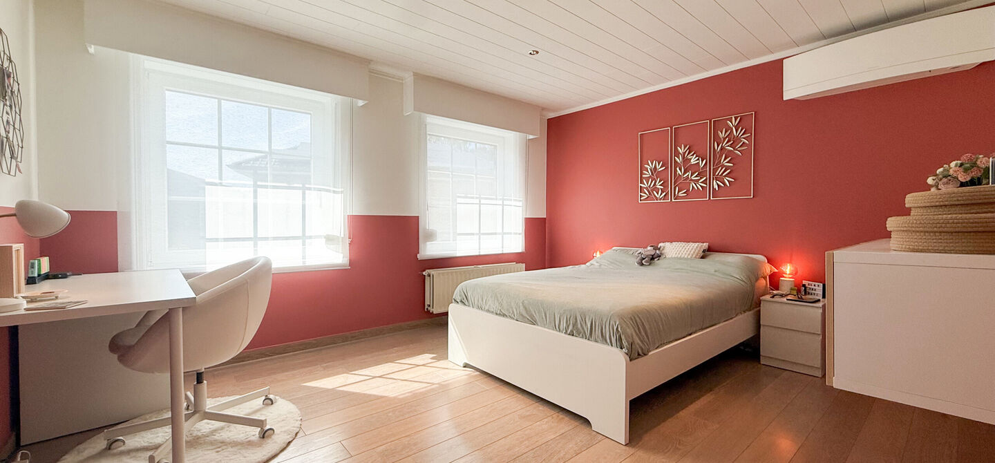 Kom deze prachtige woning vrijblijvend ontdekken tijdens onze opendeurdag.
Zaterdag 5 september van 10u tot 12u.
Deze ruime woning werd volledig opgefrist in 2025 en biedt een aangename combinatie van comfort, ruimte en functionaliteit. De woning beschik