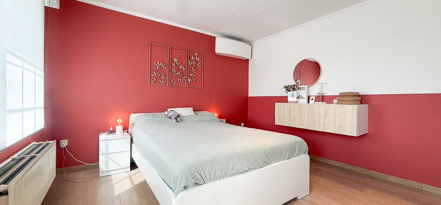 Kom deze prachtige woning vrijblijvend ontdekken tijdens onze opendeurdag.
Zaterdag 5 september van 10u tot 12u.
Deze ruime woning werd volledig opgefrist in 2025 en biedt een aangename combinatie van comfort, ruimte en functionaliteit. De woning beschik