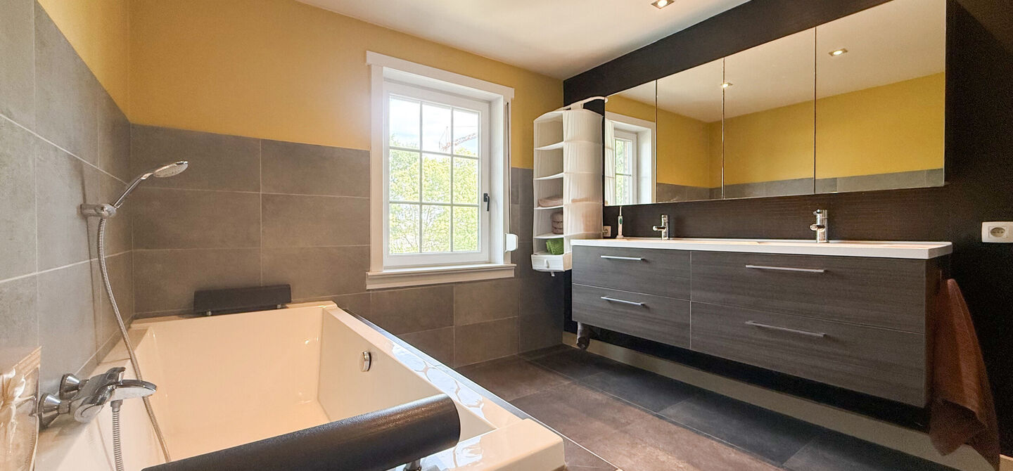 Kom deze prachtige woning vrijblijvend ontdekken tijdens onze opendeurdag.
Zaterdag 5 september van 10u tot 12u.
Deze ruime woning werd volledig opgefrist in 2025 en biedt een aangename combinatie van comfort, ruimte en functionaliteit. De woning beschik