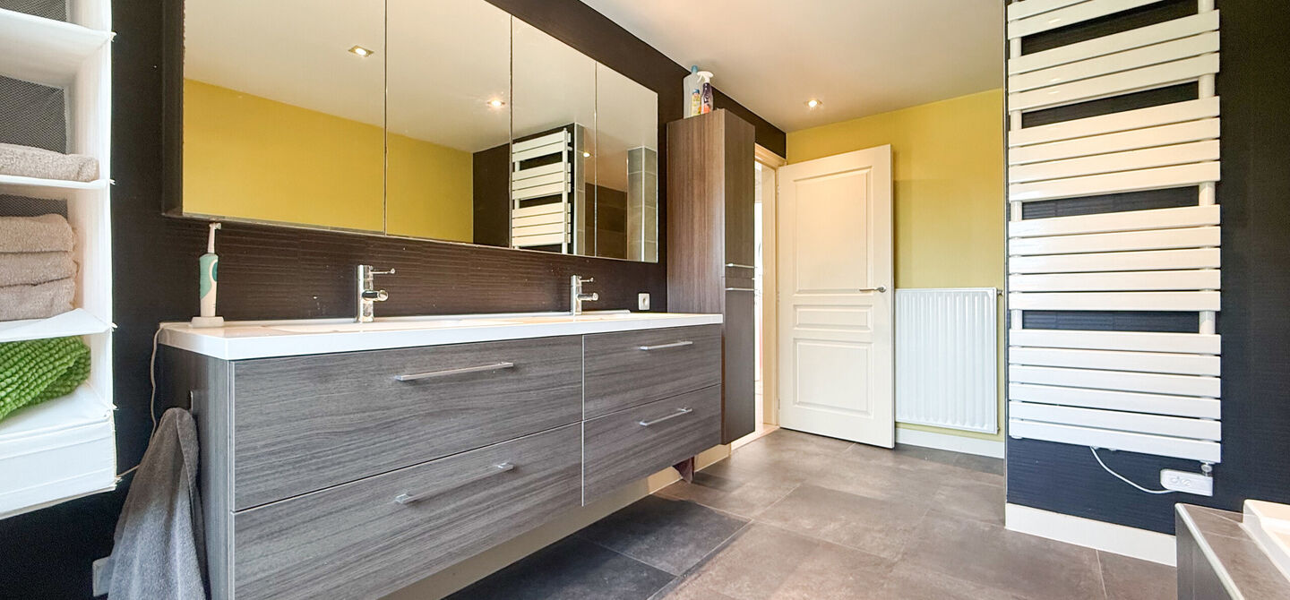 Kom deze prachtige woning vrijblijvend ontdekken tijdens onze opendeurdag.
Zaterdag 5 september van 10u tot 12u.
Deze ruime woning werd volledig opgefrist in 2025 en biedt een aangename combinatie van comfort, ruimte en functionaliteit. De woning beschik
