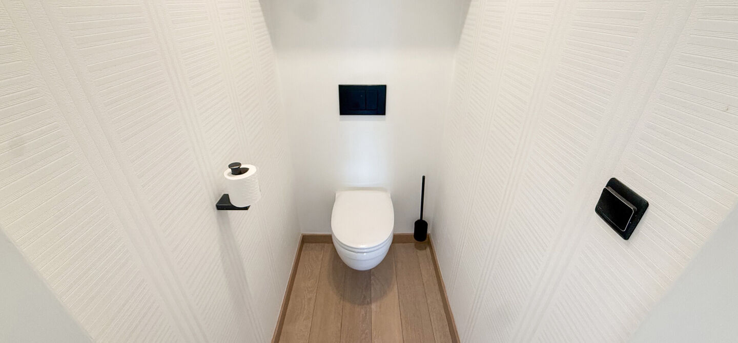 Kom deze prachtige woning vrijblijvend ontdekken tijdens onze opendeurdag.
Zaterdag 5 september van 10u tot 12u.
Deze ruime woning werd volledig opgefrist in 2025 en biedt een aangename combinatie van comfort, ruimte en functionaliteit. De woning beschik