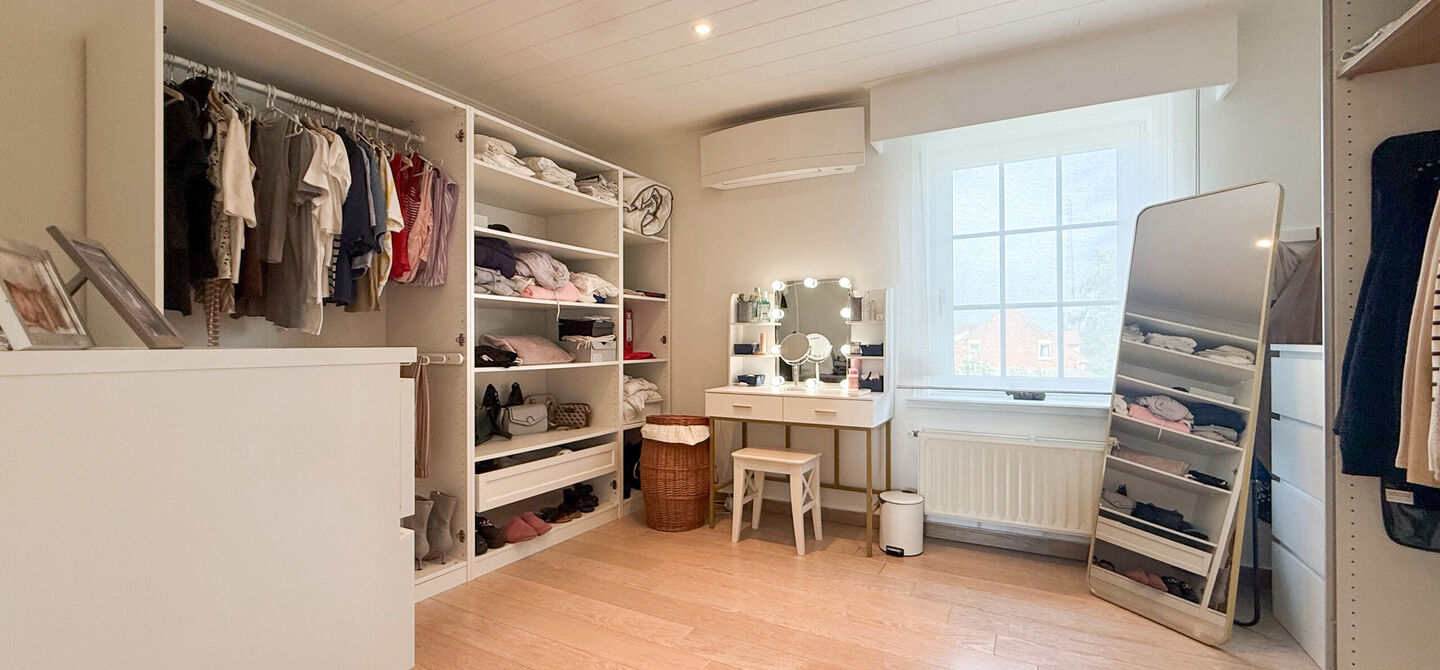 Kom deze prachtige woning vrijblijvend ontdekken tijdens onze opendeurdag.
Zaterdag 5 september van 10u tot 12u.
Deze ruime woning werd volledig opgefrist in 2025 en biedt een aangename combinatie van comfort, ruimte en functionaliteit. De woning beschik
