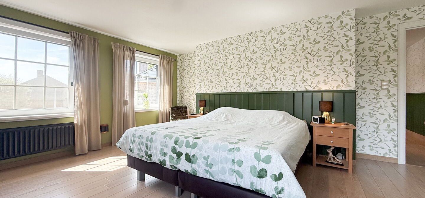 Kom deze prachtige woning vrijblijvend ontdekken tijdens onze opendeurdag.
Zaterdag 5 september van 10u tot 12u.
Deze ruime woning werd volledig opgefrist in 2025 en biedt een aangename combinatie van comfort, ruimte en functionaliteit. De woning beschik