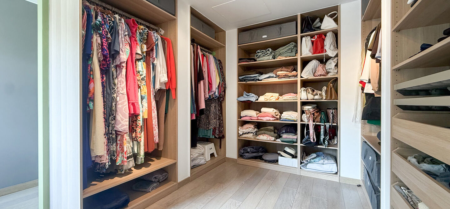 Kom deze prachtige woning vrijblijvend ontdekken tijdens onze opendeurdag.
Zaterdag 5 september van 10u tot 12u.
Deze ruime woning werd volledig opgefrist in 2025 en biedt een aangename combinatie van comfort, ruimte en functionaliteit. De woning beschik