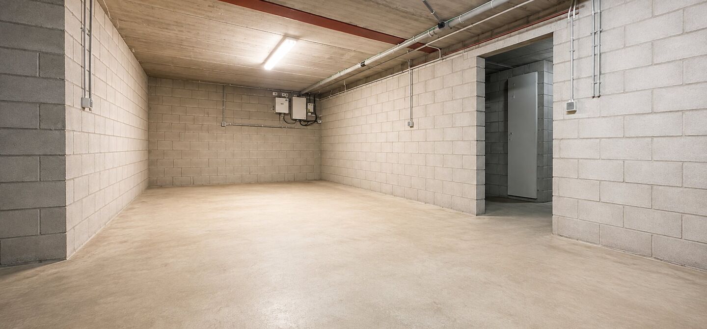 Kom deze prachtige woning vrijblijvend ontdekken tijdens onze opendeurdag.
Zaterdag 5 september van 10u tot 12u.
Deze ruime woning werd volledig opgefrist in 2025 en biedt een aangename combinatie van comfort, ruimte en functionaliteit. De woning beschik