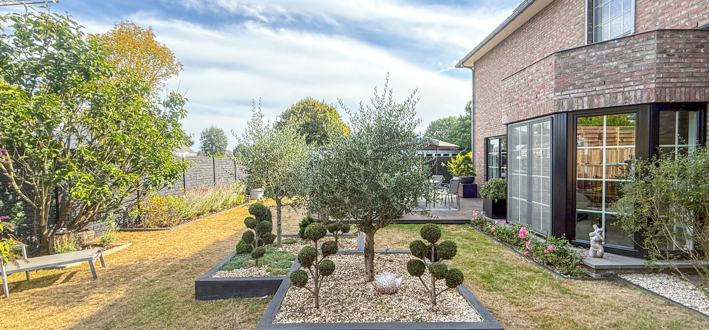 Kom deze prachtige woning vrijblijvend ontdekken tijdens onze opendeurdag.
Zaterdag 5 september van 10u tot 12u.
Deze ruime woning werd volledig opgefrist in 2025 en biedt een aangename combinatie van comfort, ruimte en functionaliteit. De woning beschik