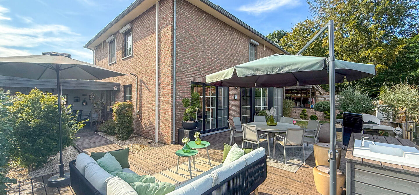 Kom deze prachtige woning vrijblijvend ontdekken tijdens onze opendeurdag.
Zaterdag 5 september van 10u tot 12u.
Deze ruime woning werd volledig opgefrist in 2025 en biedt een aangename combinatie van comfort, ruimte en functionaliteit. De woning beschik