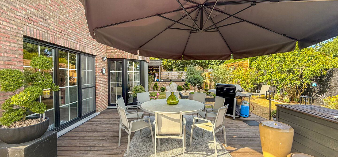 Kom deze prachtige woning vrijblijvend ontdekken tijdens onze opendeurdag.
Zaterdag 5 september van 10u tot 12u.
Deze ruime woning werd volledig opgefrist in 2025 en biedt een aangename combinatie van comfort, ruimte en functionaliteit. De woning beschik