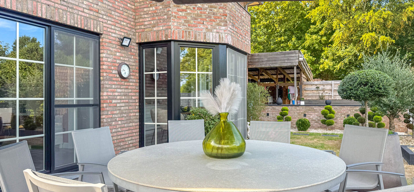 Kom deze prachtige woning vrijblijvend ontdekken tijdens onze opendeurdag.
Zaterdag 5 september van 10u tot 12u.
Deze ruime woning werd volledig opgefrist in 2025 en biedt een aangename combinatie van comfort, ruimte en functionaliteit. De woning beschik